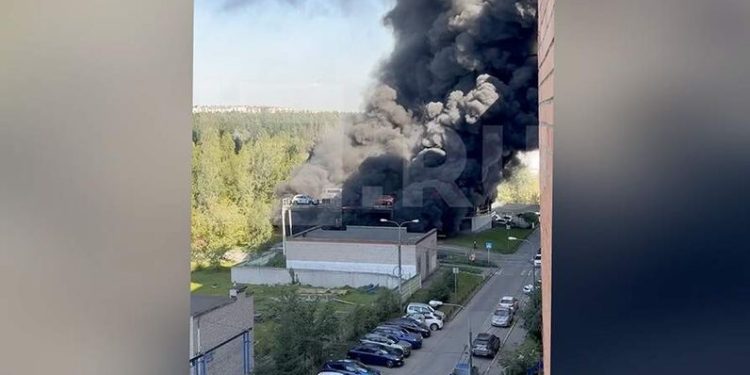 На горящей парковке погибли два человека