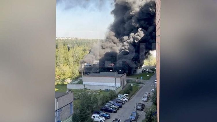 На горящей парковке погибли два человека