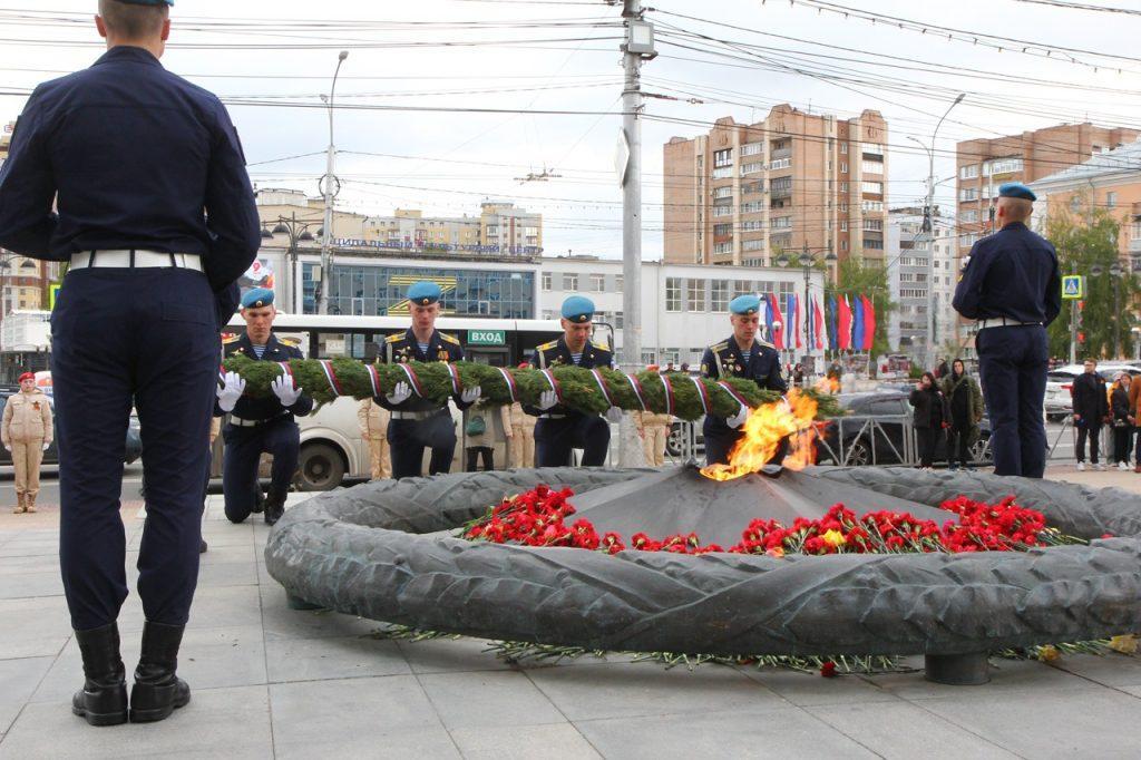 В День Победы рязанцы возложили цветы к Вечному огню