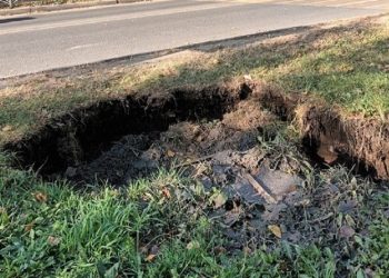 Около рязанской гимназии №5 провалился грунт Около рязанской гимназии №5 провалился грунт