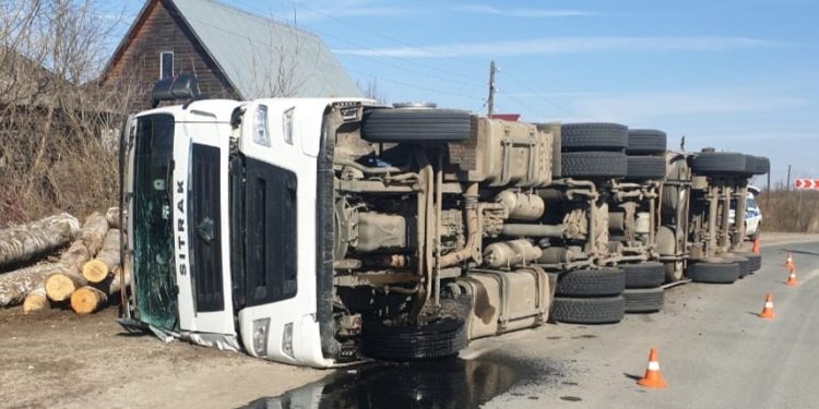 В Спасском районе перевернулся лесовоз