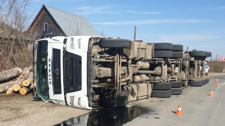 В Спасском районе перевернулся лесовоз