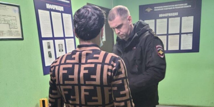 Рязанские полицейские депортировали из России 5 иностранцев-нарушителей