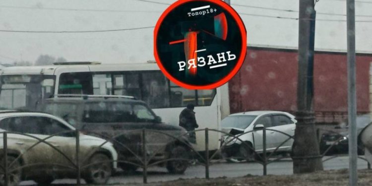 На улице Бирюзова столкнулись легковушка и маршрутка №75