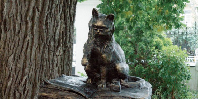 Ученый кот, установленный на территории РГУ имени Есенина, получил имя Магистр