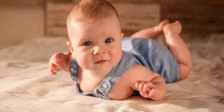 С завтрашнего дня увеличиваются пособия на детей