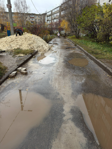 Рязанцы пожаловались на огромные ямы около подъездов жилых домов, которые заливает дождем
