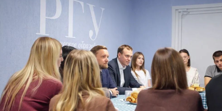 Губернатор Павел Малков посетил обновленное общежитие РГУ имени Есенина на Касимовском шоссе Губернатор Павел Малков посетил обновленное общежитие РГУ имени Есенина на Касимовском шоссе