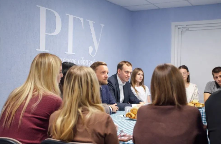 Губернатор Павел Малков посетил обновленное общежитие РГУ имени Есенина на Касимовском шоссе