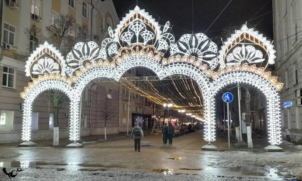 Рязанцы любуются новыми новогодними украшениями в центре города