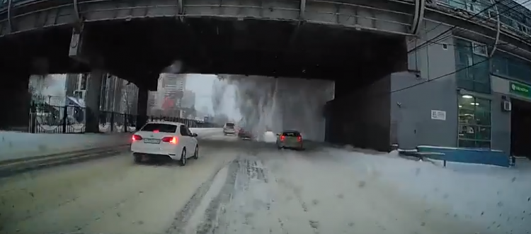 На Московском шоссе автомобили "окатило" снежной волной