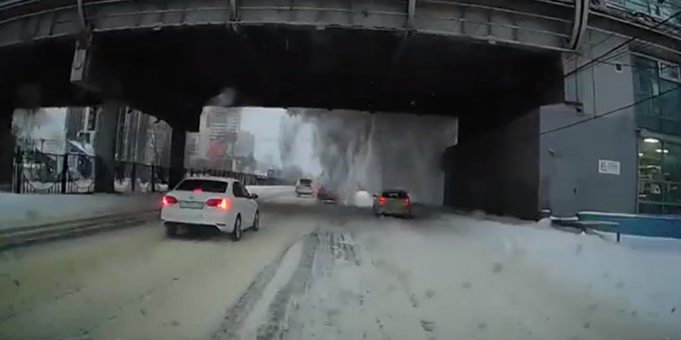 На Московском шоссе автомобили «окатило» снежной волной