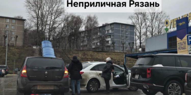 Возле рязанского гипермаркета «Лента» столкнулись две легковушки