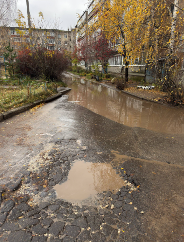 Рязанцы пожаловались на огромные ямы около подъездов жилых домов, которые заливает дождем