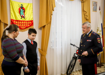 Начальник рязанского УМВД Алай подарил 11-летнему ребенку велосипед Начальник рязанского УМВД Алай подарил 11-летнему ребенку велосипед