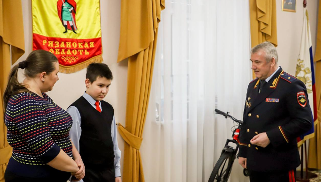 Начальник рязанского УМВД Алай подарил 11-летнему ребенку велосипед Начальник рязанского УМВД Алай подарил 11-летнему ребенку велосипед