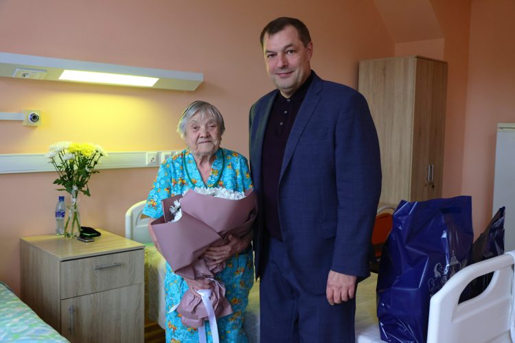 Артемов поздравил рязанку, участнику ВОВ Анастасию Степову с 97-летием