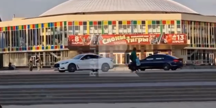 В пешеходной зоне около Рязанского цирка засняли два автомобиля