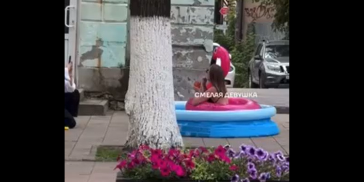 В центре Рязани заметили полуобнаженную девушку в надувном бассейне