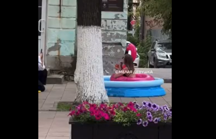 В центре Рязани заметили полуобнаженную девушку в надувном бассейне