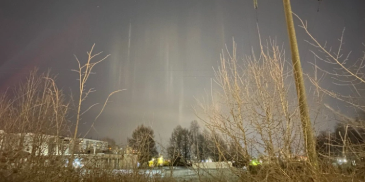 Над рязанским небом горожане запечатлели световые столбы