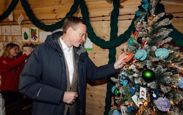 Рязанский губернатор Павел Малков снял с «Елки желаний» еще один новогодний шарик