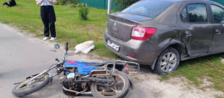 При столкновении мопеда и легковушки под Рязанью пострадали два подростка