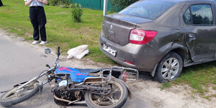 При столкновении мопеда и легковушки под Рязанью пострадали два подростка