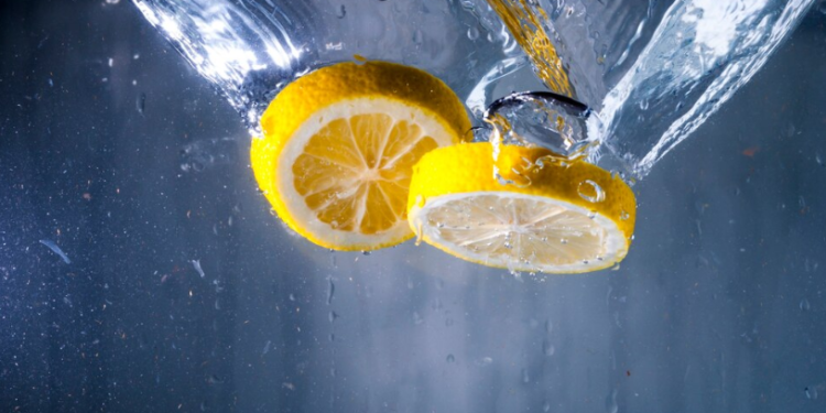 Врач Новикова: россиянам с язвой желудка нельзя пить воду с лимоном