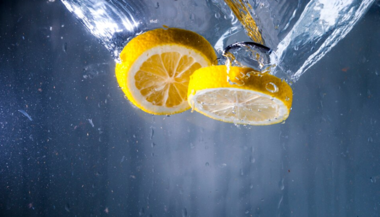Врач Новикова: россиянам с язвой желудка нельзя пить воду с лимоном