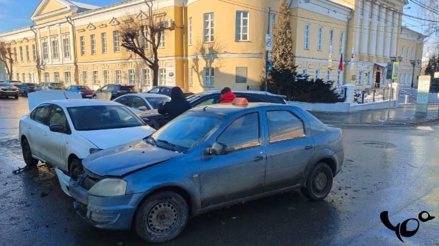 В Сети появились фото с места массового ДТП в центре Рязани