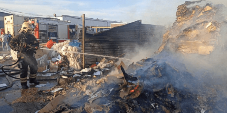 В Сети появились кадры возгорания в районе Пятой базы в Рязани В Сети появились кадры возгорания в районе Пятой базы в Рязани