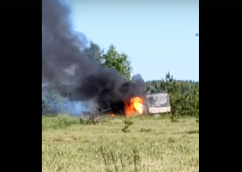 Рязанцы засняли в деревне Полково горящий автомобиль