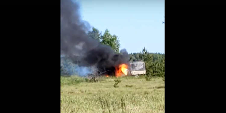 Рязанцы засняли в деревне Полково горящий автомобиль
