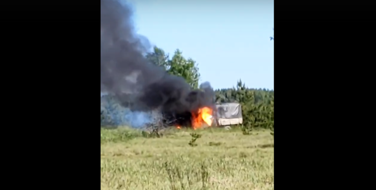 Рязанцы засняли в деревне Полково горящий автомобиль