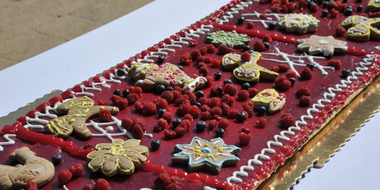 Рязанцев угостили 100-метровым пирогом в честь Дня города Рязанцев угостили 100-метровым пирогом в честь Дня города