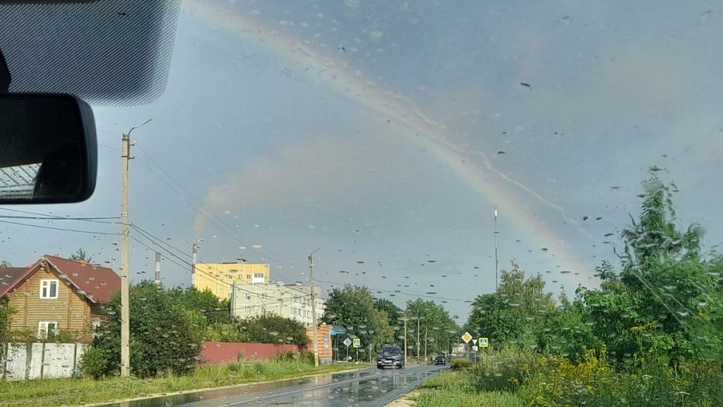 В рязанском Новомичуринске после ливня засняли яркую радугу