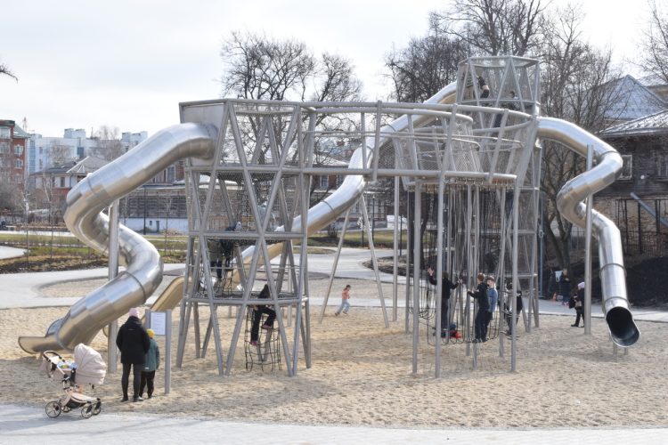 В рязанском Нижнем горпарке открылась новая детская площадка