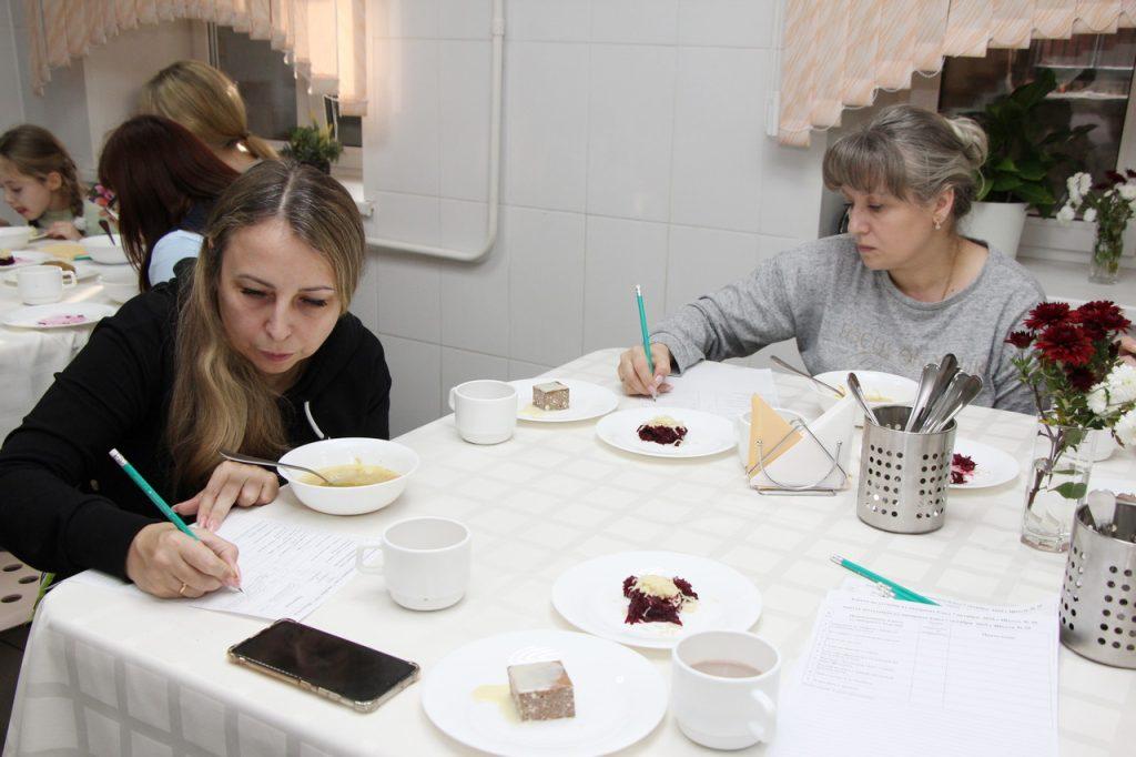 В рязанской школе №39 родители учеников продегустировали блюда из нового меню