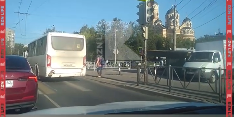 В рязанской Горроще водитель маршрутки №99 проехал на красный свет В рязанской Горроще водитель маршрутки №99 проехал на красный свет