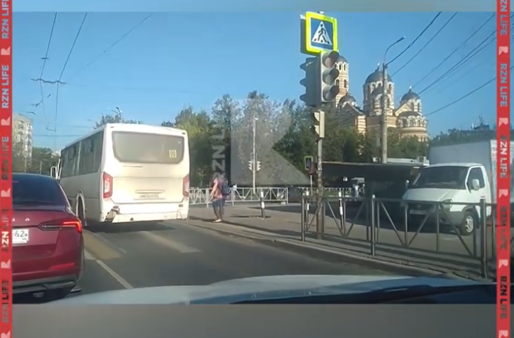 В рязанской Горроще водитель маршрутки №99 проехал на красный свет