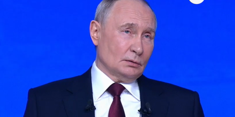 Путин: семьи с детьми с 1 января смогут получать налоговый вычет