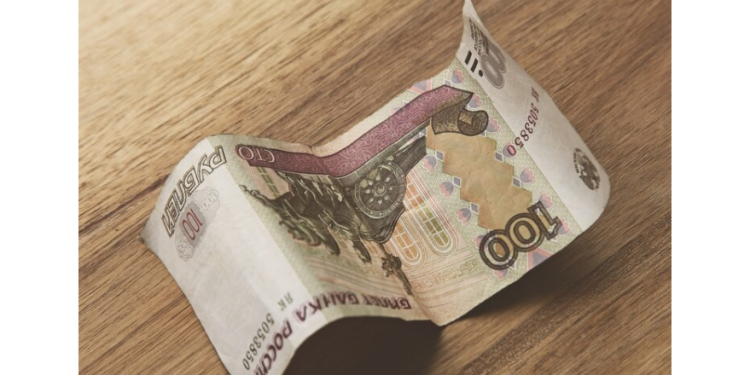 Рязанцам рассказали, как распознать фальшивые купюры