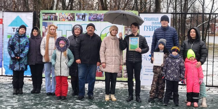 В рязанском поселке Мирный открыли спортивную площадку В рязанском поселке Мирный открыли спортивную площадку