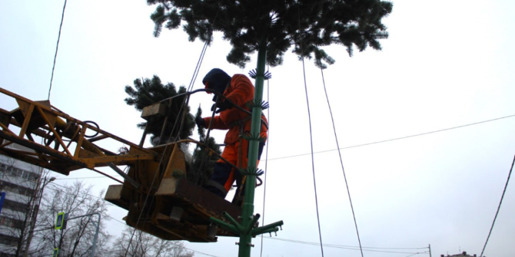 У рязанского КДЦ «Октябрь» установили 9-метровую ель