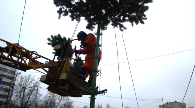 У рязанского КДЦ "Октябрь" установили 9-метровую ель