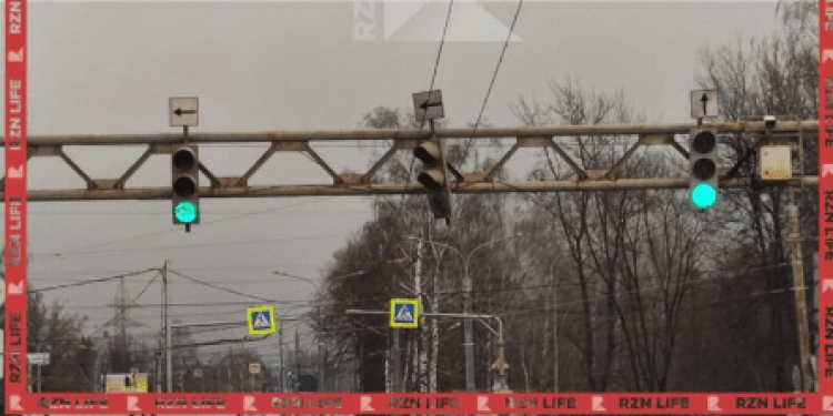 Рязанские водители сообщили о светофоре, который готов рухнуть на крыши машин Рязанские водители сообщили о светофоре, который готов рухнуть на крыши машин