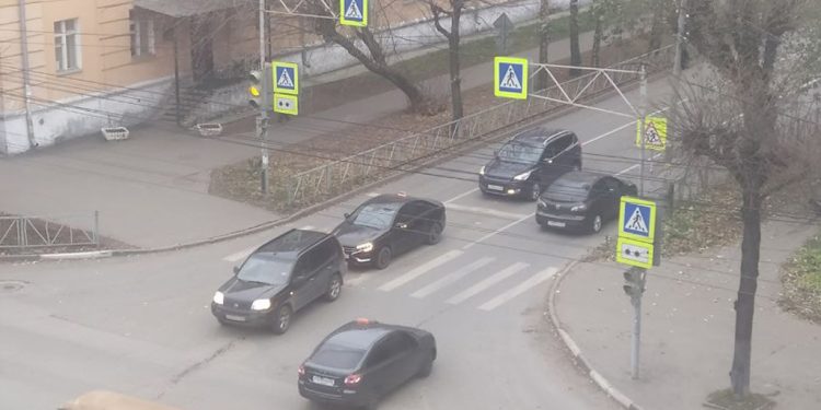 Из-за неработающих светофоров на одном из рязанских перекрестков на дороге образовалась "каша из автомобилей" Из-за неработающих светофоров на одном из рязанских перекрестков на дороге образовалась «каша из автомобилей»