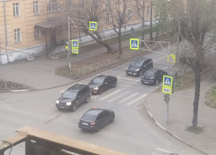 Из-за неработающих светофоров на одном из рязанских перекрестков на дороге образовалась "каша из автомобилей"