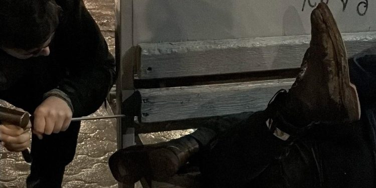 Рязанские волонтеры помогли женщине, колено которой застряло в уличной лавке